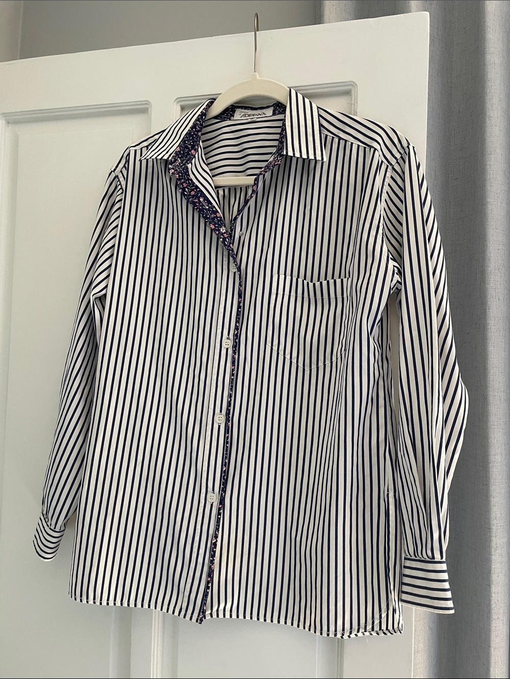 Striped Button-Up Shirt with Floral Trim Vintage donna di Adriana M